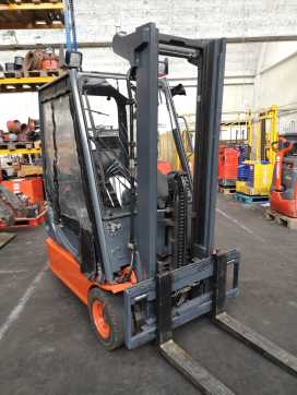 Chariot élévateur d'occasion LINDE E14-02 ELEKTRO DREIRADFRONTSTAPLER (12793904)