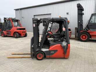 Chariot élévateur d'occasion LINDE E14-02 ELEKTRO DREIRADFRONTSTAPLER (13073243)