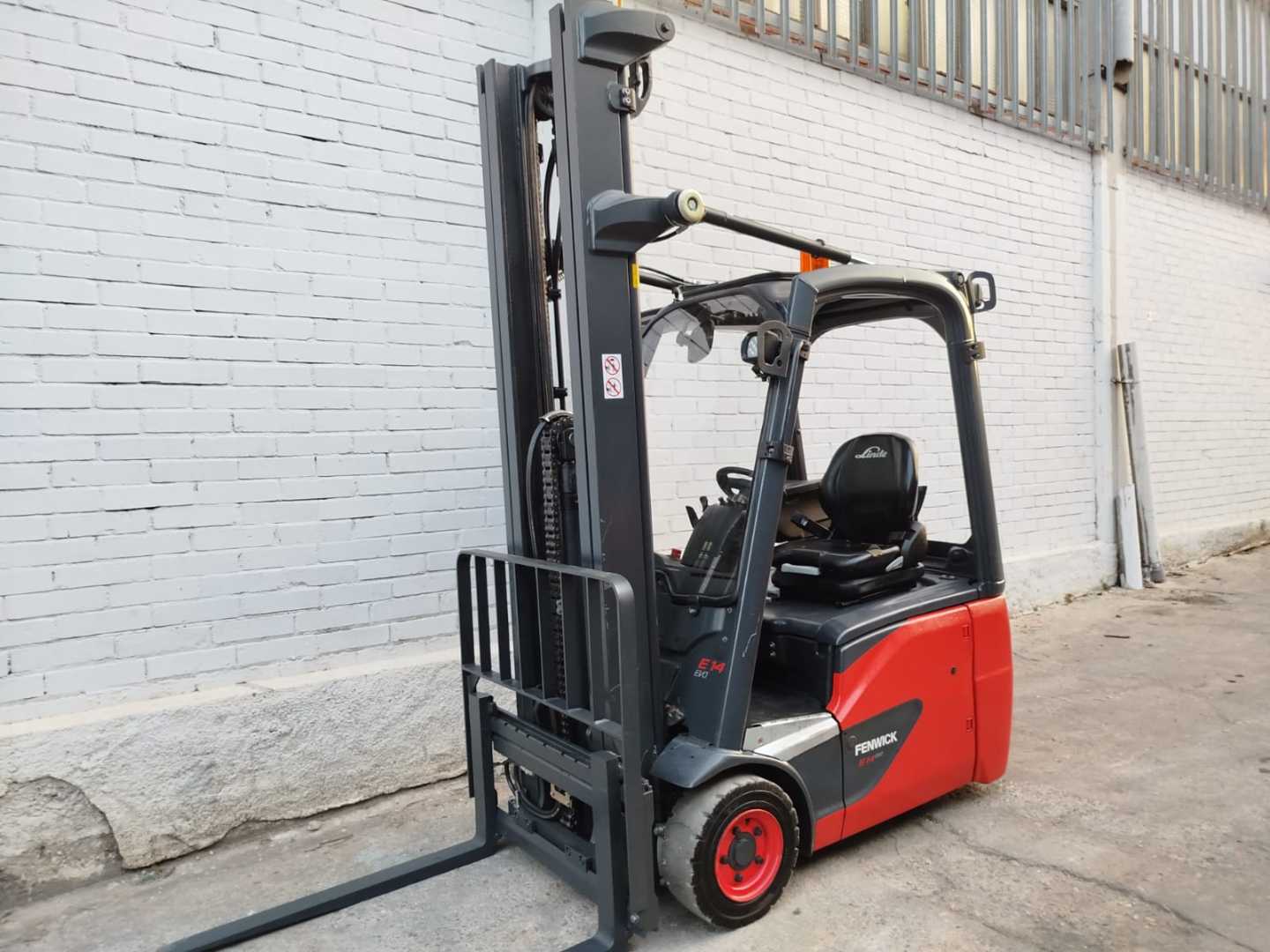 Chariot élévateur d'occasion LINDE E14-02 EVO ELEKTRO DREIRADFRONTSTAPLER (13067377)