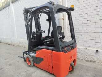 Chariot élévateur d'occasion LINDE E14-02 LI-ION ELEKTRO DREIRADFRONTSTAPLER (13067385)