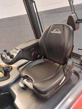 Chariot élévateur d'occasion LINDE E14 ELEKTRO DREIRADFRONTSTAPLER (13063687)