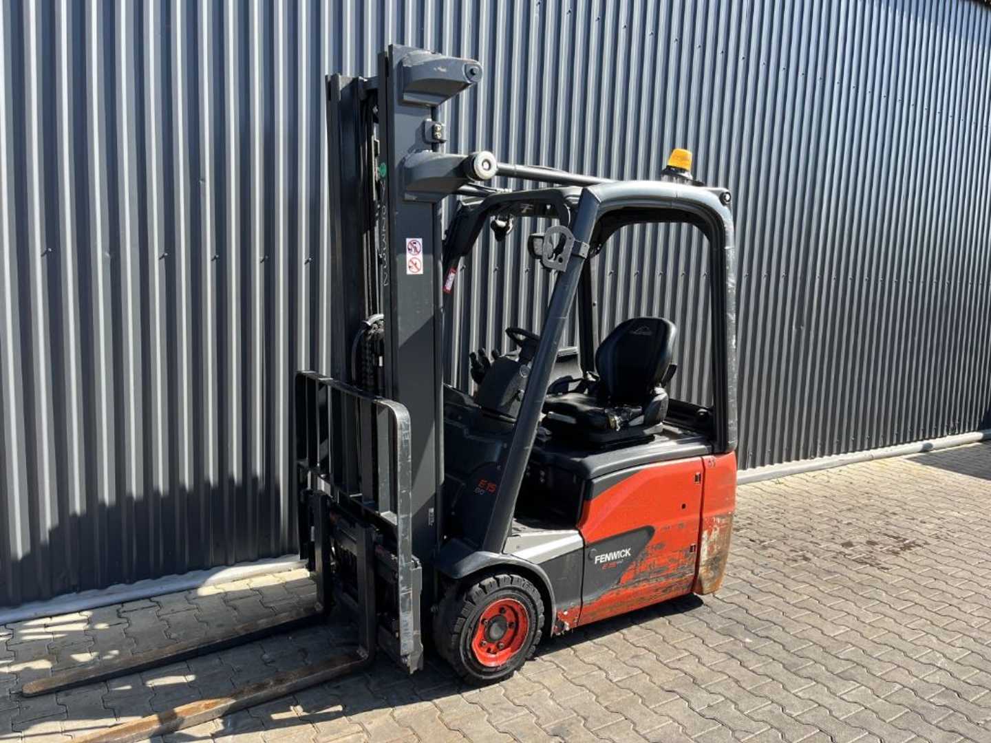 Chariot élévateur d'occasion LINDE E15-02 ELEKTRO DREIRADFRONTSTAPLER (13065753)