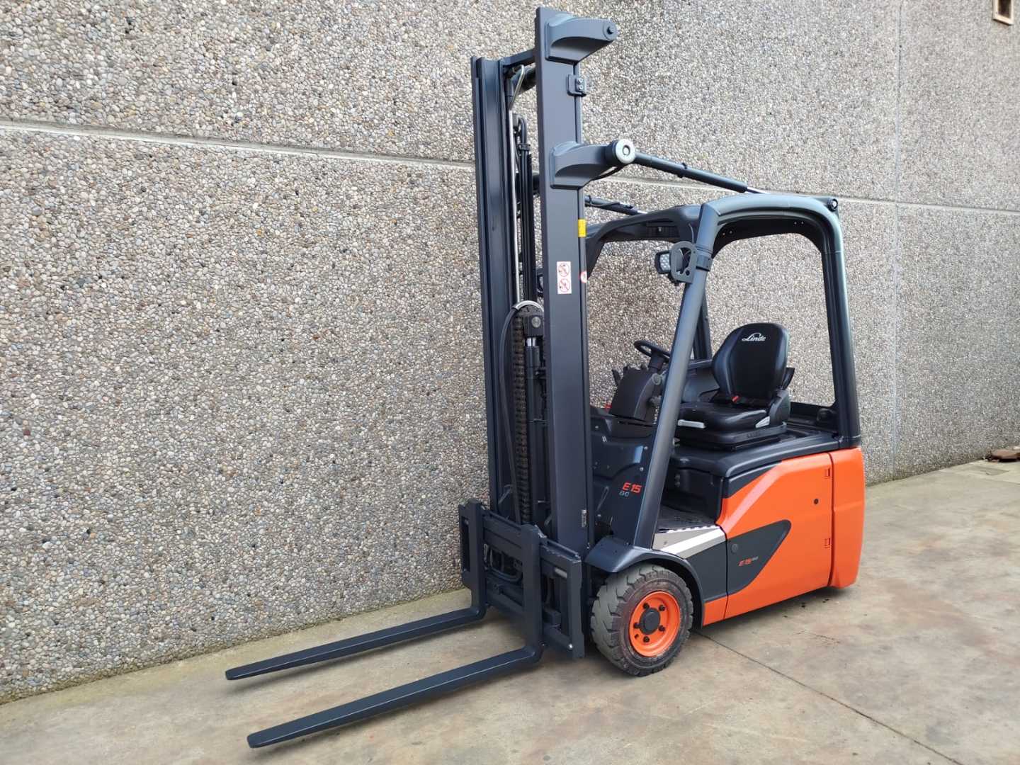 Chariot élévateur d'occasion LINDE E15-02 ELEKTRO DREIRADFRONTSTAPLER (13067340)