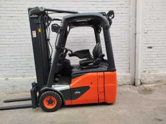 Chariot élévateur d'occasion LINDE E15-02 EVO ELEKTRO DREIRADFRONTSTAPLER (13067313)
