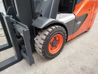 Chariot élévateur d'occasion LINDE E15-02 EVO ELEKTRO DREIRADFRONTSTAPLER (13067313)