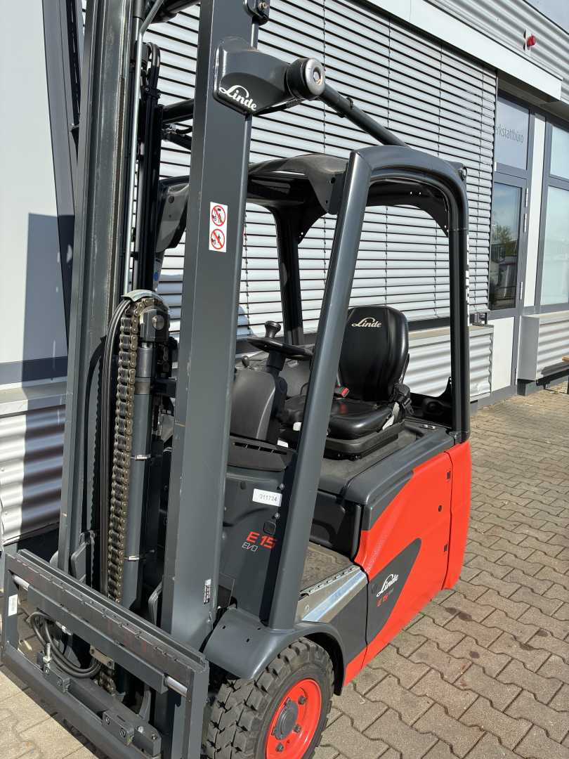 Chariot élévateur d'occasion LINDE E15 ELEKTRO DREIRADFRONTSTAPLER (13028906)