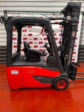 Chariot élévateur d'occasion LINDE E16  ELEKTRO DREIRADFRONTSTAPLER (13026388)