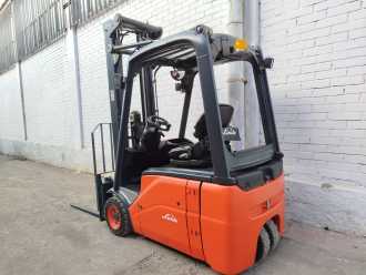 Chariot élévateur d'occasion LINDE E16-01 ELEKTRO DREIRADFRONTSTAPLER (13067347)