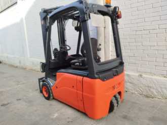 Chariot élévateur d'occasion LINDE E16-01 ELEKTRO DREIRADFRONTSTAPLER (13067375)