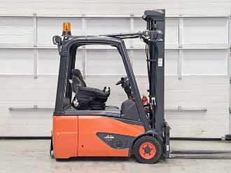 Chariot élévateur d'occasion LINDE E16-02 ELEKTRO DREIRADFRONTSTAPLER (13046551)