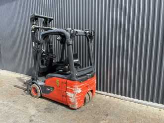 Chariot élévateur d'occasion LINDE E16-02 ELEKTRO DREIRADFRONTSTAPLER (13063486)