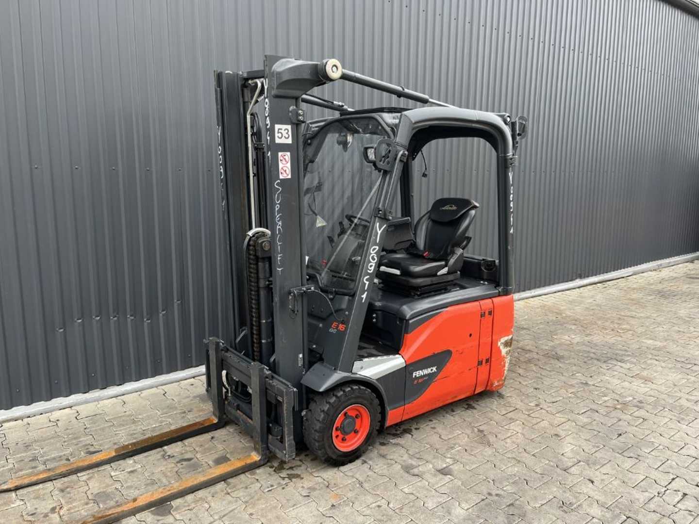 Chariot élévateur d'occasion LINDE E16-02 ELEKTRO DREIRADFRONTSTAPLER (13067028)