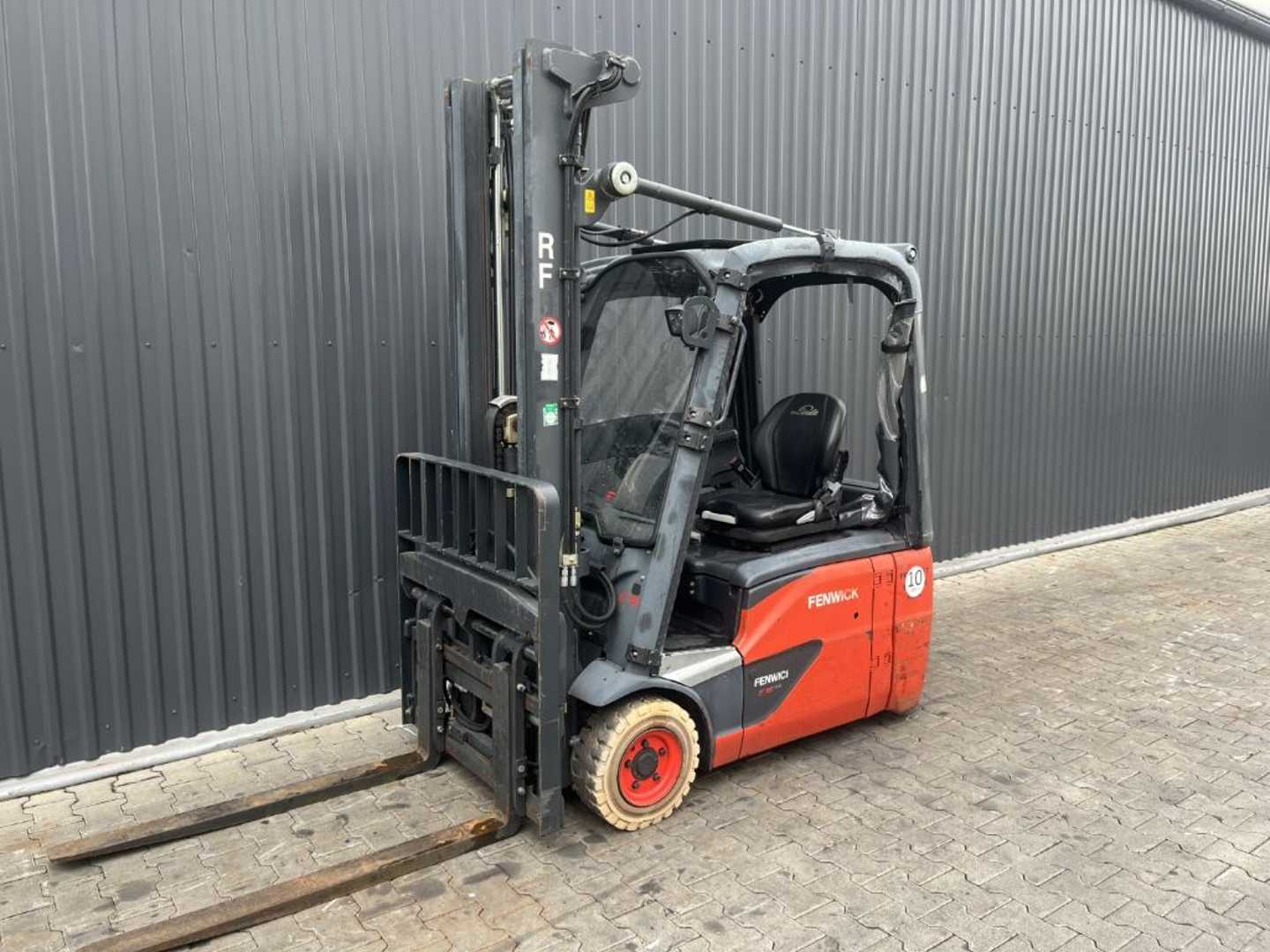Chariot élévateur d'occasion LINDE E16-02 ELEKTRO DREIRADFRONTSTAPLER (13073441)