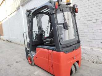 Chariot élévateur d'occasion LINDE E16 ELEKTRO DREIRADFRONTSTAPLER (13067341)