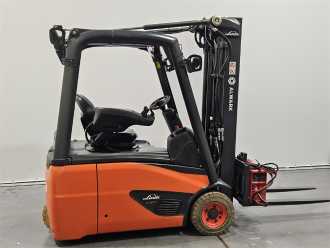 Chariot élévateur d'occasion LINDE E16 ELEKTRO VIERRADFRONTSTAPLER (13032573)