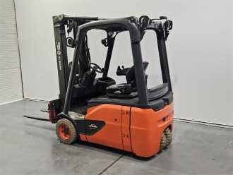 Chariot élévateur d'occasion LINDE E16 ELEKTRO VIERRADFRONTSTAPLER (13032573)