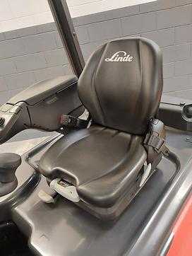 Chariot élévateur d'occasion LINDE E16 P ELEKTRO VIERRADFRONTSTAPLER (13033369)