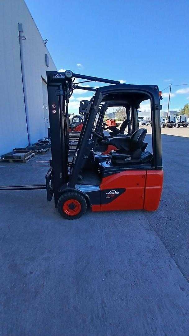 Chariot élévateur d'occasion LINDE E16C-02 ELEKTRO SCHUBMASTSTAPLER (12999540)