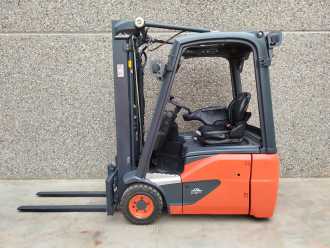 Chariot élévateur d'occasion LINDE E16C-02 EVO ELEKTRO DREIRADFRONTSTAPLER (13045548)