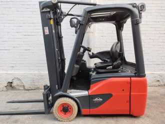 Chariot élévateur d'occasion LINDE E16C-02 EVO ELEKTRO DREIRADFRONTSTAPLER (13066010)