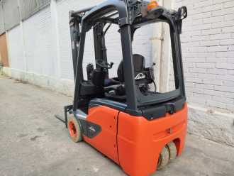 Chariot élévateur d'occasion LINDE E16C-02 EVO ELEKTRO DREIRADFRONTSTAPLER (13066010)