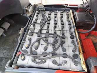 Chariot élévateur d'occasion LINDE E16C-02 EVO ELEKTRO DREIRADFRONTSTAPLER (13066010)