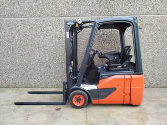 Chariot élévateur d'occasion LINDE E16C-02 EVO ELEKTRO DREIRADFRONTSTAPLER (13067339)