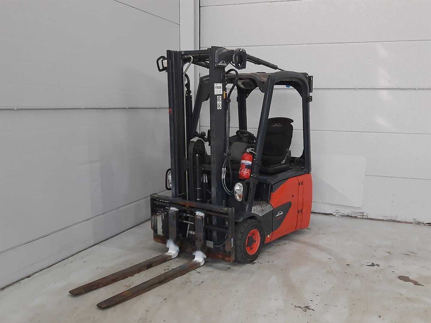 Chariot élévateur d'occasion LINDE E16C ELEKTRO DREIRADFRONTSTAPLER (13036904)