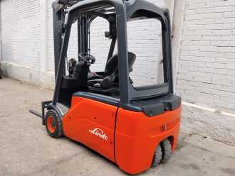 Chariot élévateur d'occasion LINDE E16L-01 ELEKTRO DREIRADFRONTSTAPLER (13071342)