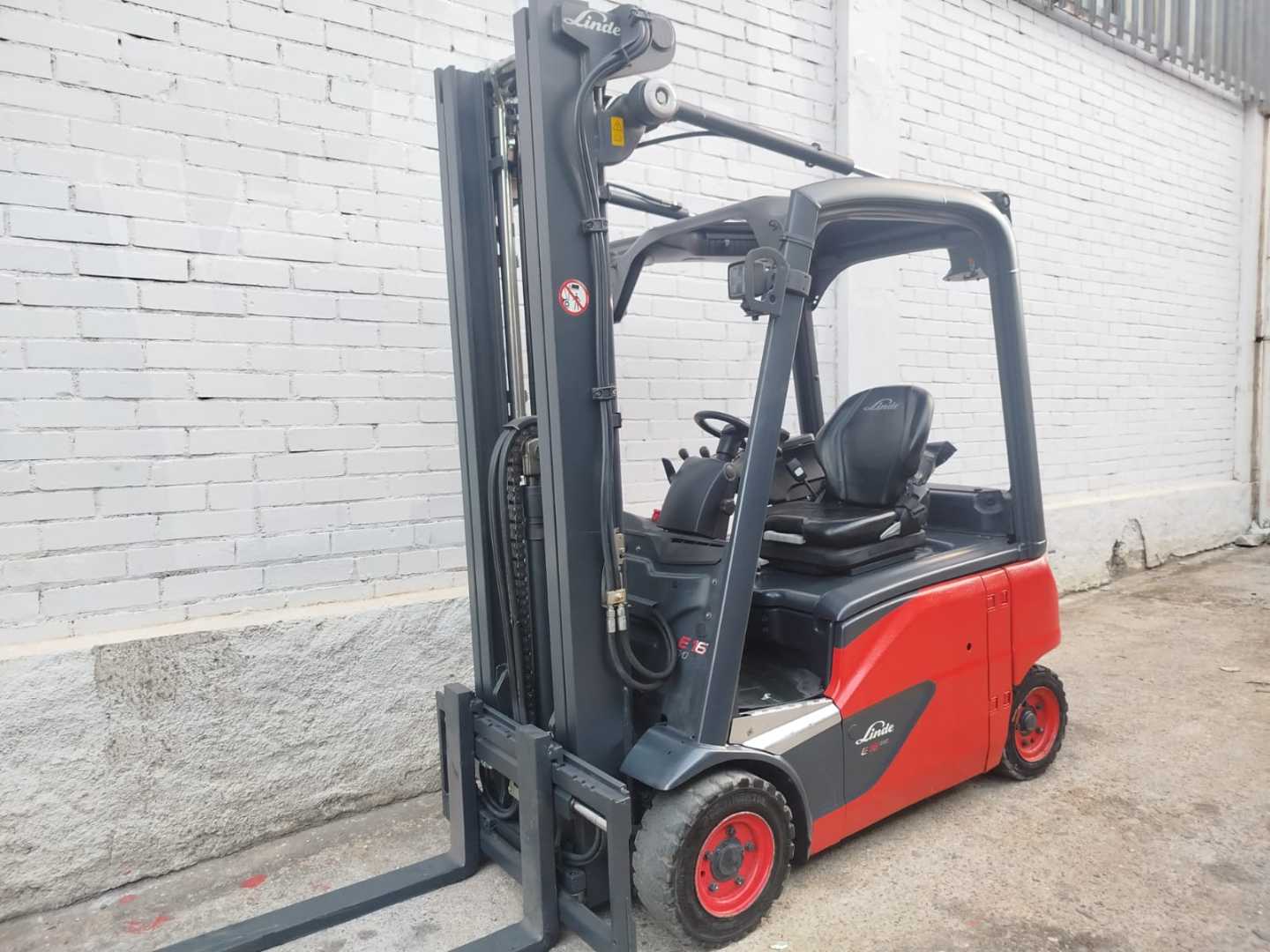 Chariot élévateur d'occasion LINDE E16P-02 EVO ELEKTRO VIERRADFRONTSTAPLER (13072785)