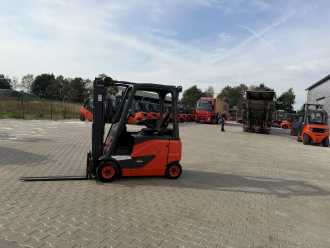Chariot élévateur d'occasion LINDE E16PH-02 ELEKTRO VIERRADFRONTSTAPLER (13070458)