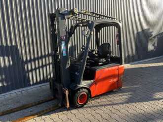 Chariot élévateur d'occasion LINDE E18-01 ELEKTRO DREIRADFRONTSTAPLER (13075953) backdrop
