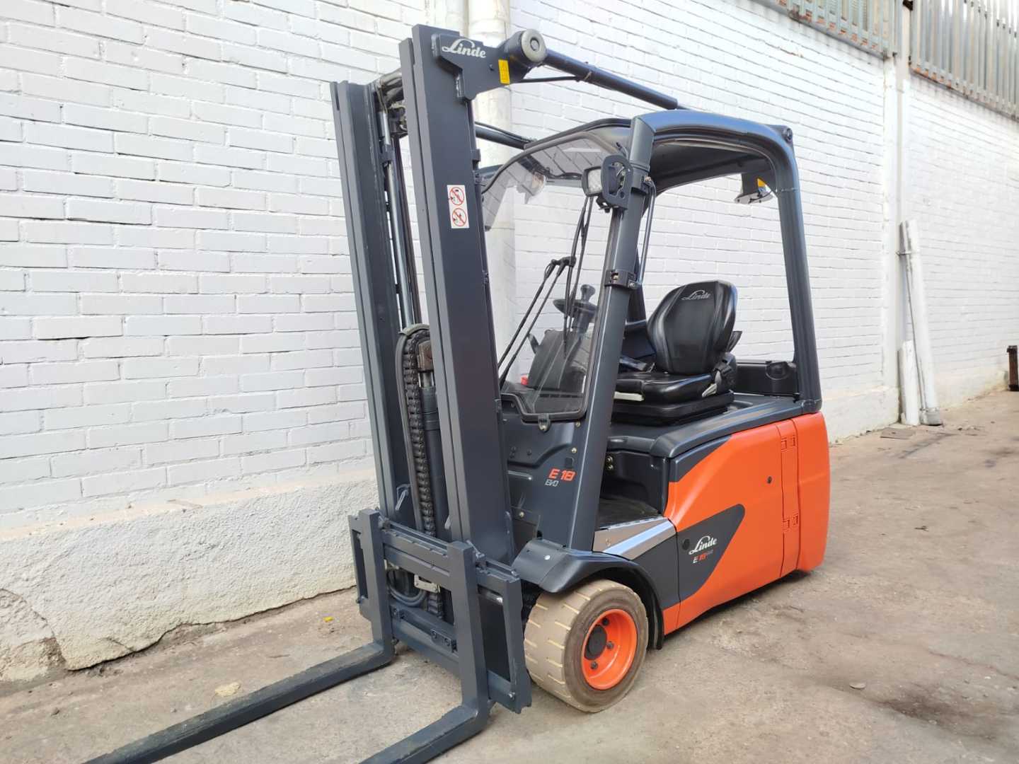 Chariot élévateur d'occasion LINDE E18-02 EVO ELEKTRO DREIRADFRONTSTAPLER (13067300)