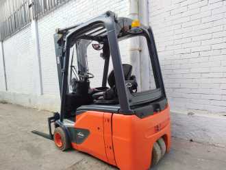 Chariot élévateur d'occasion LINDE E18-02 EVO ELEKTRO DREIRADFRONTSTAPLER (13067300)