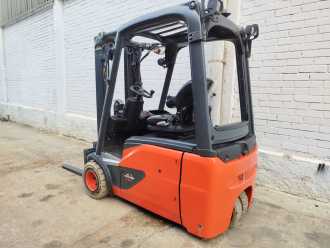 Chariot élévateur d'occasion LINDE E18-02 EVO ELEKTRO DREIRADFRONTSTAPLER (13074000)