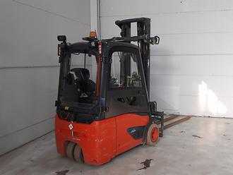 Chariot élévateur d'occasion LINDE E18 Li Ion ELEKTRO DREIRADFRONTSTAPLER (13034742)
