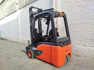 Chariot élévateur d'occasion LINDE E18C-02 Lion ELEKTRO DREIRADFRONTSTAPLER (13066670)