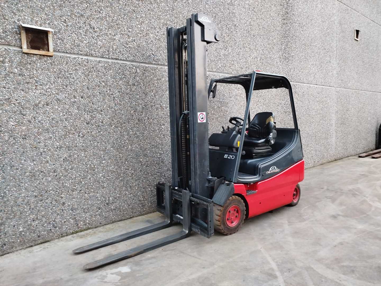 Chariot élévateur d'occasion LINDE E20 ELEKTRO VIERRADFRONTSTAPLER (13067301)