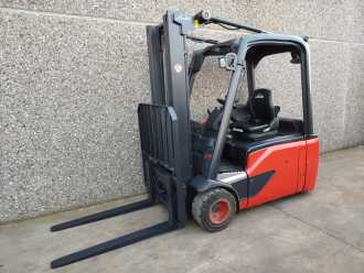 Chariot élévateur d'occasion LINDE E20L-01 EVO ELEKTRO DREIRADFRONTSTAPLER (13052578) backdrop