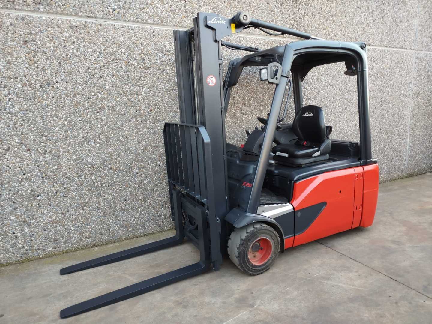 Chariot élévateur d'occasion LINDE E20L-01 EVO ELEKTRO DREIRADFRONTSTAPLER (13052578)