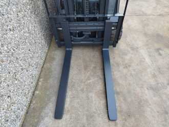 Chariot élévateur d'occasion LINDE E20L-01 EVO ELEKTRO DREIRADFRONTSTAPLER (13052578)