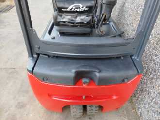 Chariot élévateur d'occasion LINDE E20L-01 EVO ELEKTRO DREIRADFRONTSTAPLER (13052578)