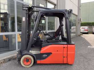 Chariot élévateur d'occasion LINDE E20L-02 ELEKTRO DREIRADFRONTSTAPLER (12950608)