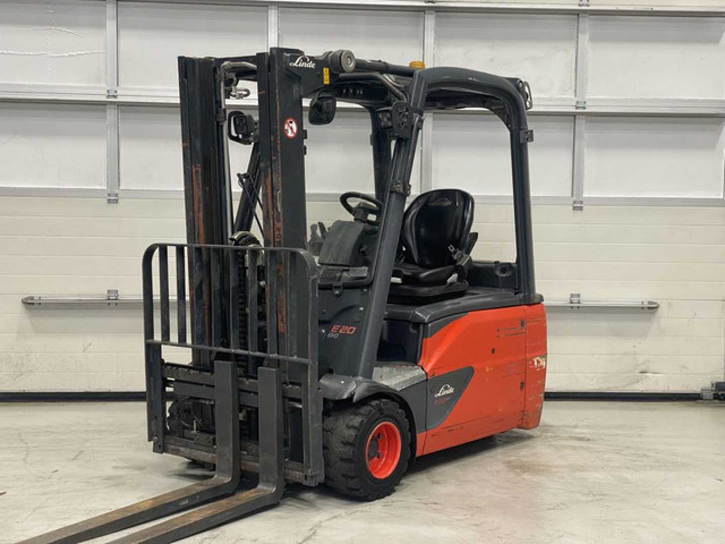 Chariot élévateur d'occasion LINDE E20L-02 ELEKTRO DREIRADFRONTSTAPLER (12975226)