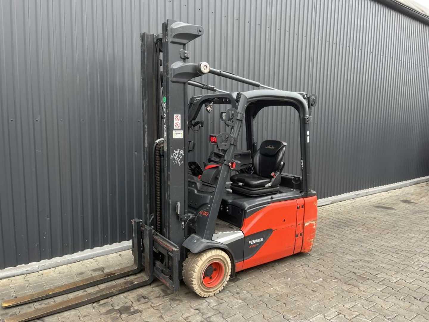 Chariot élévateur d'occasion LINDE E20L-02 ELEKTRO DREIRADFRONTSTAPLER (13074864)