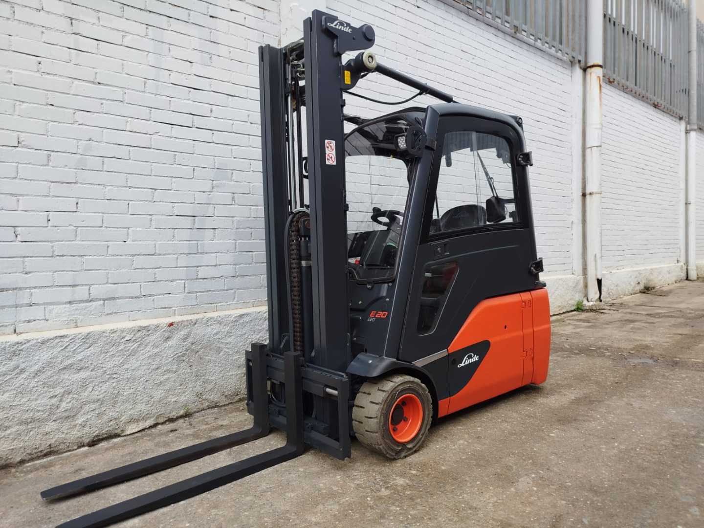 Chariot élévateur d'occasion LINDE E20L-02 EVO ELEKTRO DREIRADFRONTSTAPLER (13051148)