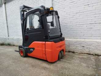 Chariot élévateur d'occasion LINDE E20L-02 EVO ELEKTRO DREIRADFRONTSTAPLER (13051148)