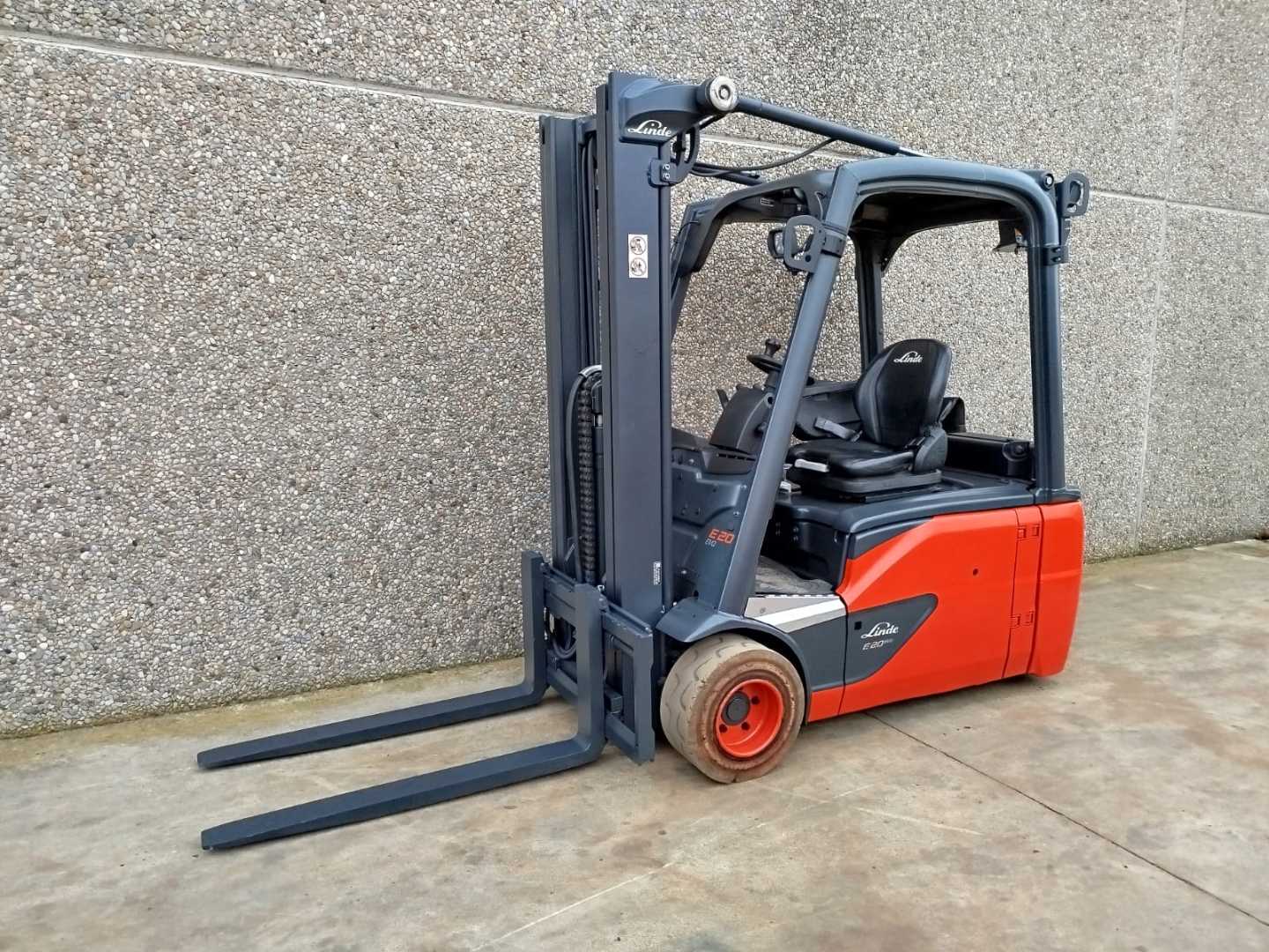 Chariot élévateur d'occasion LINDE E20L-02 EVO ELEKTRO DREIRADFRONTSTAPLER (13066020)