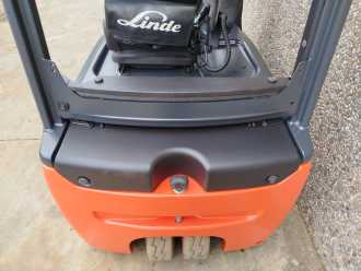 Chariot élévateur d'occasion LINDE E20L-02 EVO ELEKTRO DREIRADFRONTSTAPLER (13066020)