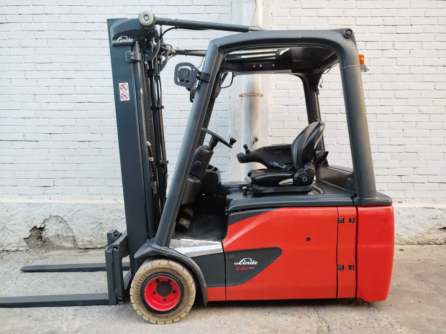 Chariot élévateur d'occasion LINDE E20L-02 EVO ELEKTRO DREIRADFRONTSTAPLER (13066671)